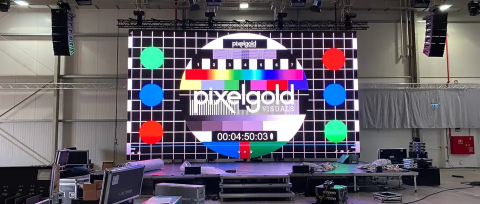 LED-Wand von Pixelgold mit Testbild beim Aufbau in einer Halle